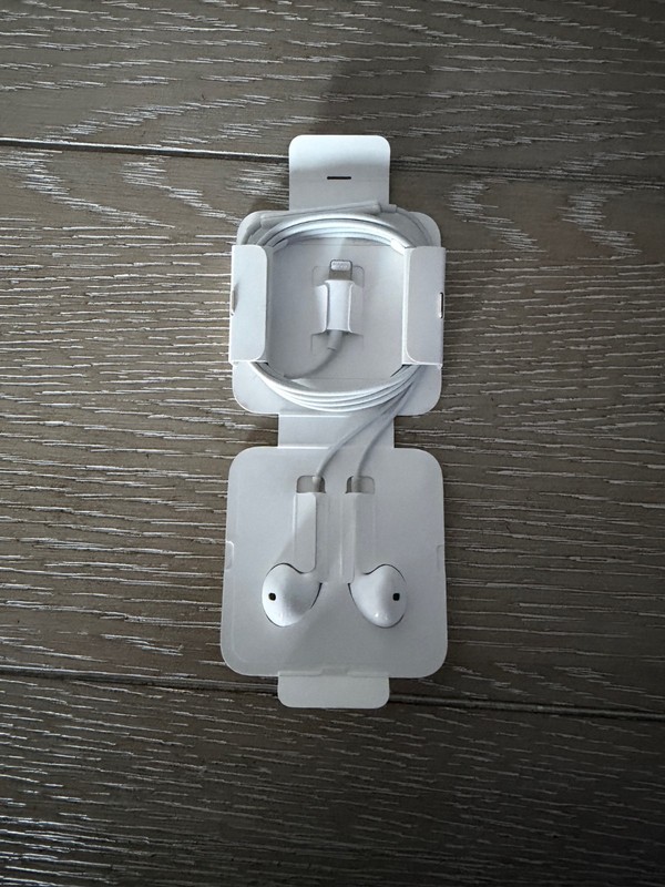 New- Genuine Apple Headphone Ear Buds Corded Lightning White Open Box Brand New 