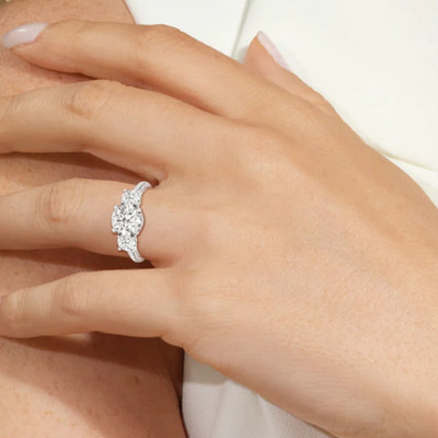 18 Karat Weißgold 4 Kt Rundschliff Lab Grown Diamant Verlobungsring IGI E F VS