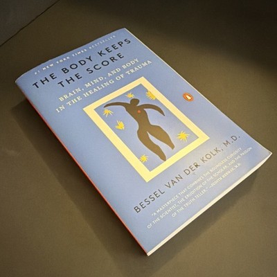 Bessel A. van der Kolk The Body Keeps the Score Paperback (Penguin Books)