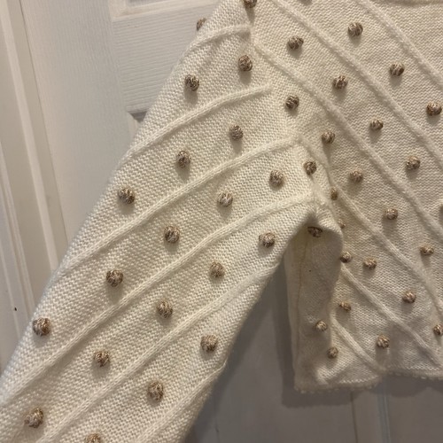 Suéter Recortado Urban Outfitters Talla Mediana Crema Con Pompón Dorado Coqueta - Imagen 3 de 8