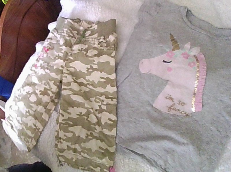 Super Cute! Carter's sz 6 Unicorn T-Shirt & Sz 4 Camo/Pink Capri Pants Good Cond