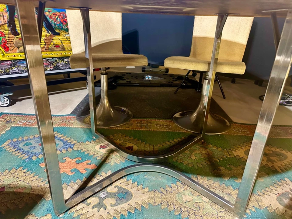 Mesa de comedor vintage 1960-70 con 4 sillas giratorias estilo tulipán Foto 3 de 3