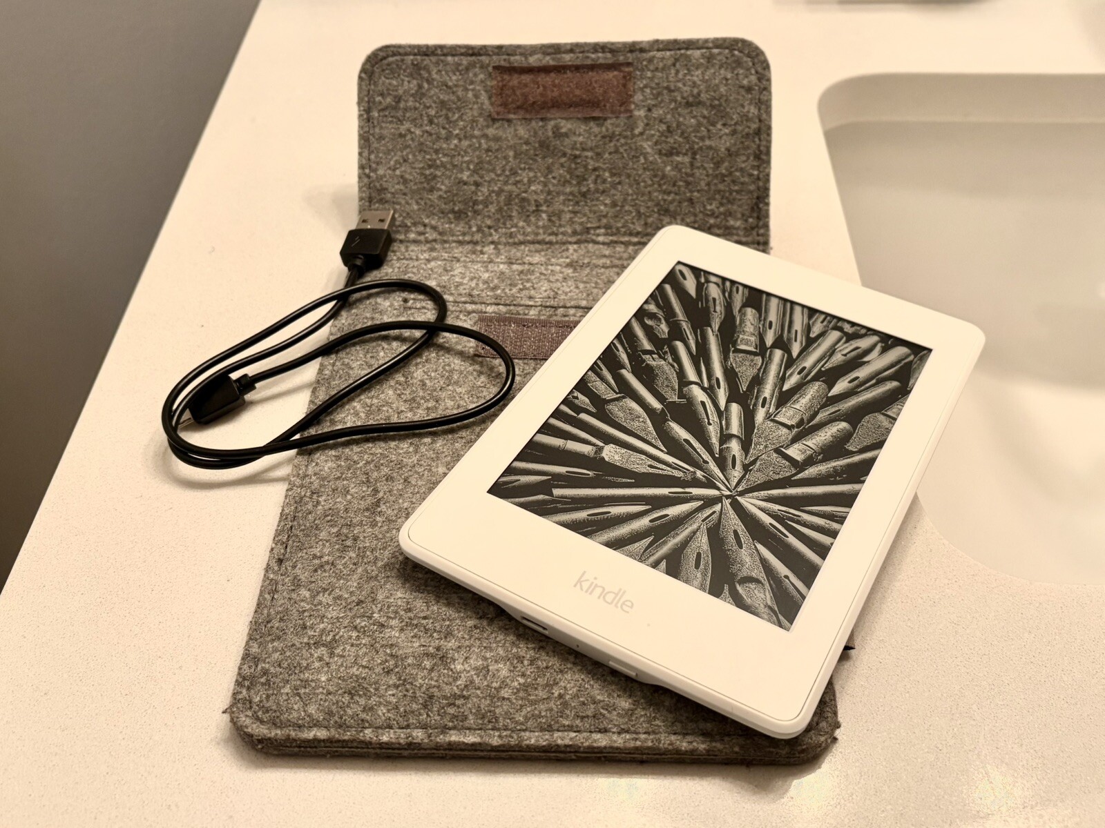 Kindle Paperwhite 7th Gen White 4GB Bundle - Pouch and USB Charging Cable-image