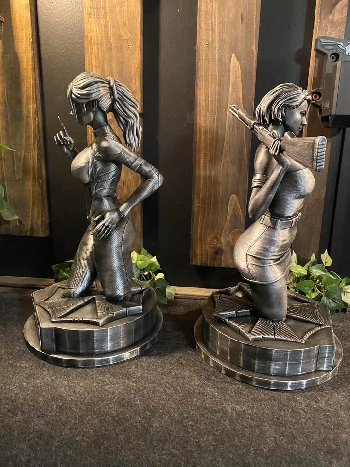 Resident Evil Claire Redfield and Jill Valentine statues 13 inches Tall - Image 2 of 4