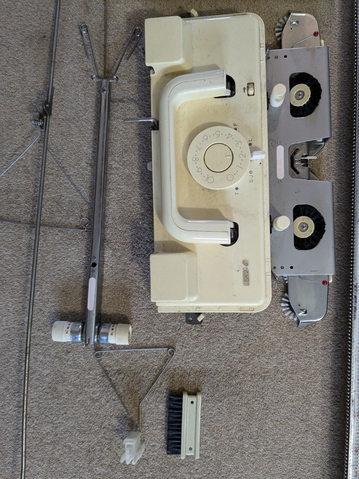 Silver Reed Fine Gauge Knitting Machine (collection must be by Wed 11th