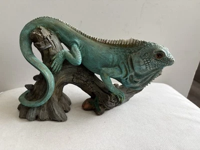 Resin Iguana on Branch Figurine,Iguana Ornament,Lizard - Image 1 of 4