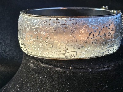 Coro Pegasus Vintage Wide Cuff Bracelet Textured Silver Toned Leaf Design