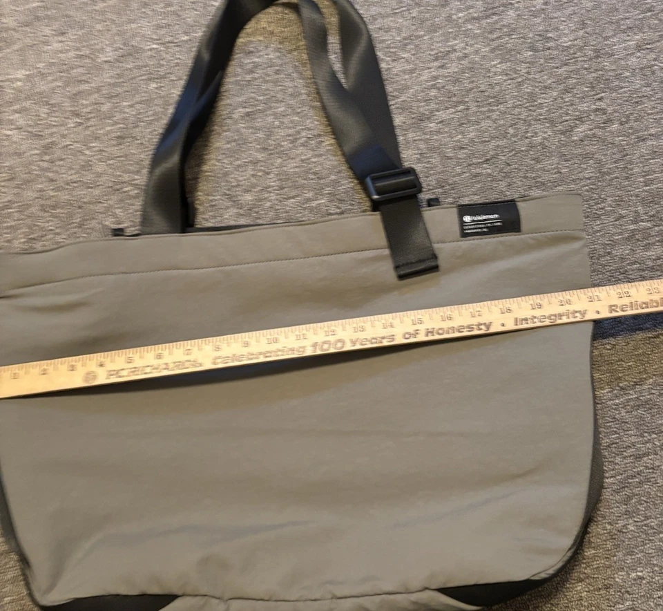 Lululemon Pale Sage Green Clean Lines手提包 — 第 3/4 张图片