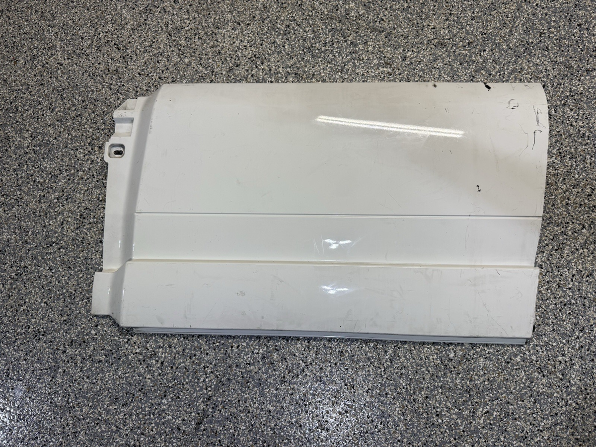 VOLVO VNL 18 - 25 OEM LEFT MIDDLE SIDE CAB SKIRT / SIDE FAIRING