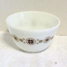 Pyrex Vintage Town & Country White Milk Glass  1 1/2 Pint 401 Mixing Bowl