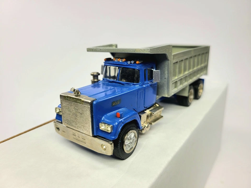 Camión de volteo Mack Superliner 6x4 - azul - modelo diecast ASAM Smith escala 1:48 Foto 3 de 4