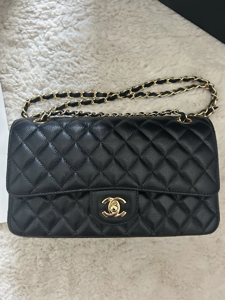CHANEL Sac bandoulière cuir matelassé noir, chaîne dorée, fermoir CC, boîte - Photo 2/4
