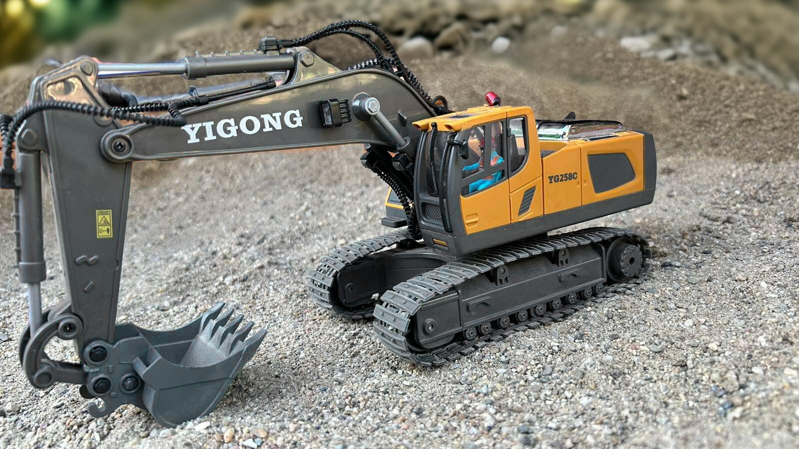 Jouet excavatrice télécommandée YIGONG 1:24 le cadeau d'anniversaire idéal