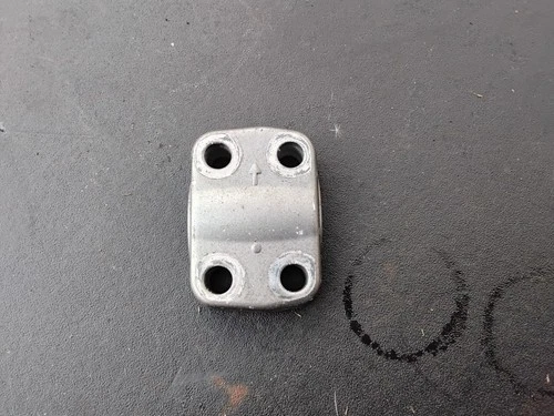HOLDER, AXLE RH