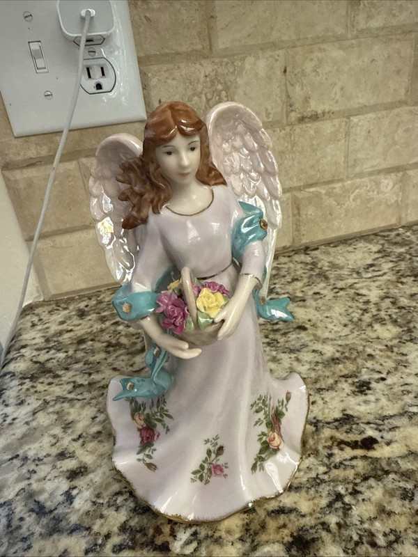 2007 ROYAL ALBERT LAVENDE ROSE MUSCAL ANGEL