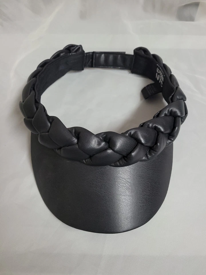 Gorra para mujer MADDEN NYC visera trenzada color negro imitación cuero ajustable. Foto 2 de 4