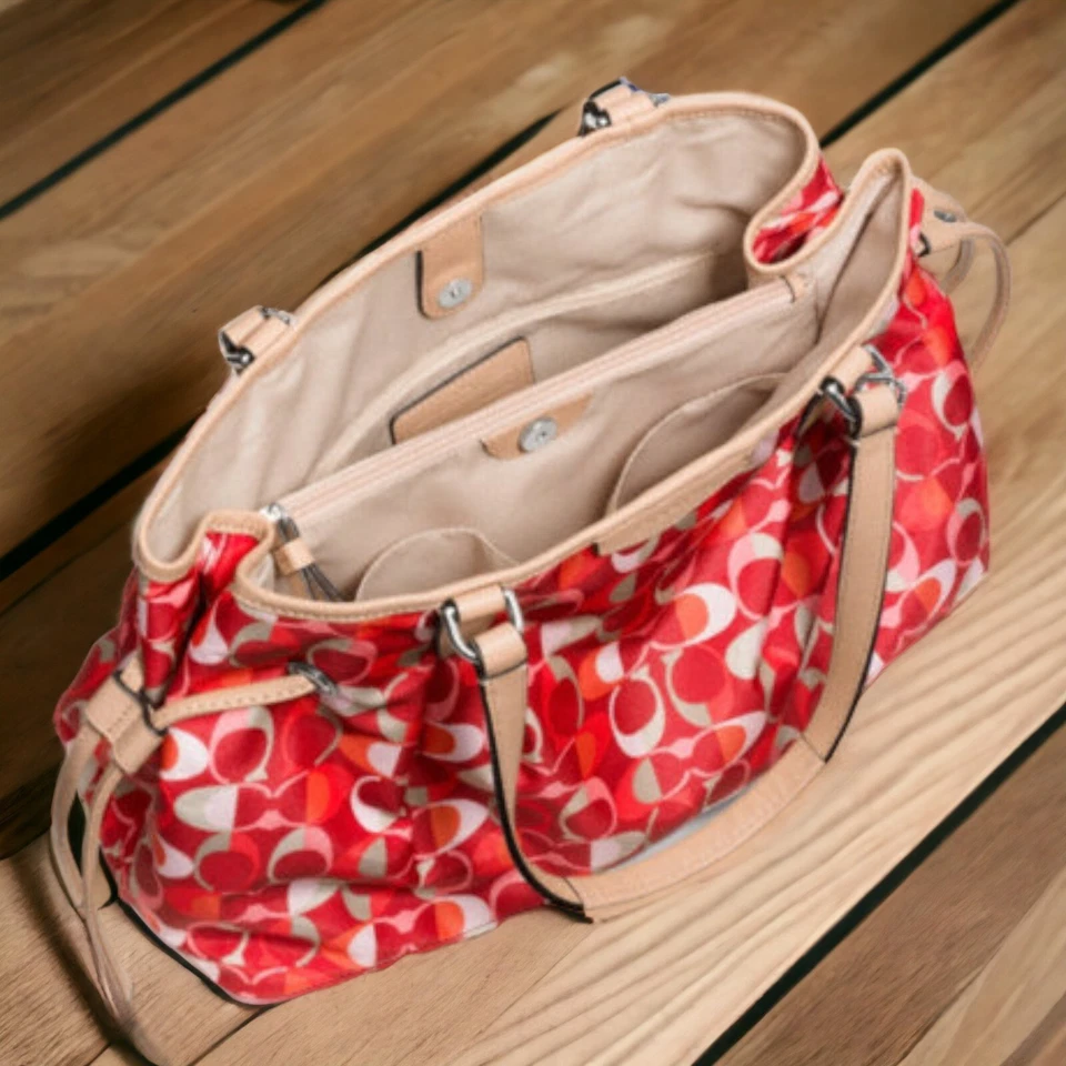 NUEVO CON ETIQUETAS_ENTRENADOR_RAYA DE FIRMA_MULTI DREAM C CORDÓN CARRYALL_BOLSO_Monedero_F33297 Foto 2 de 3