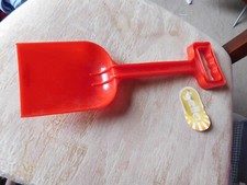 1X RED PLASTIC BEACH SPADE BY YELLO