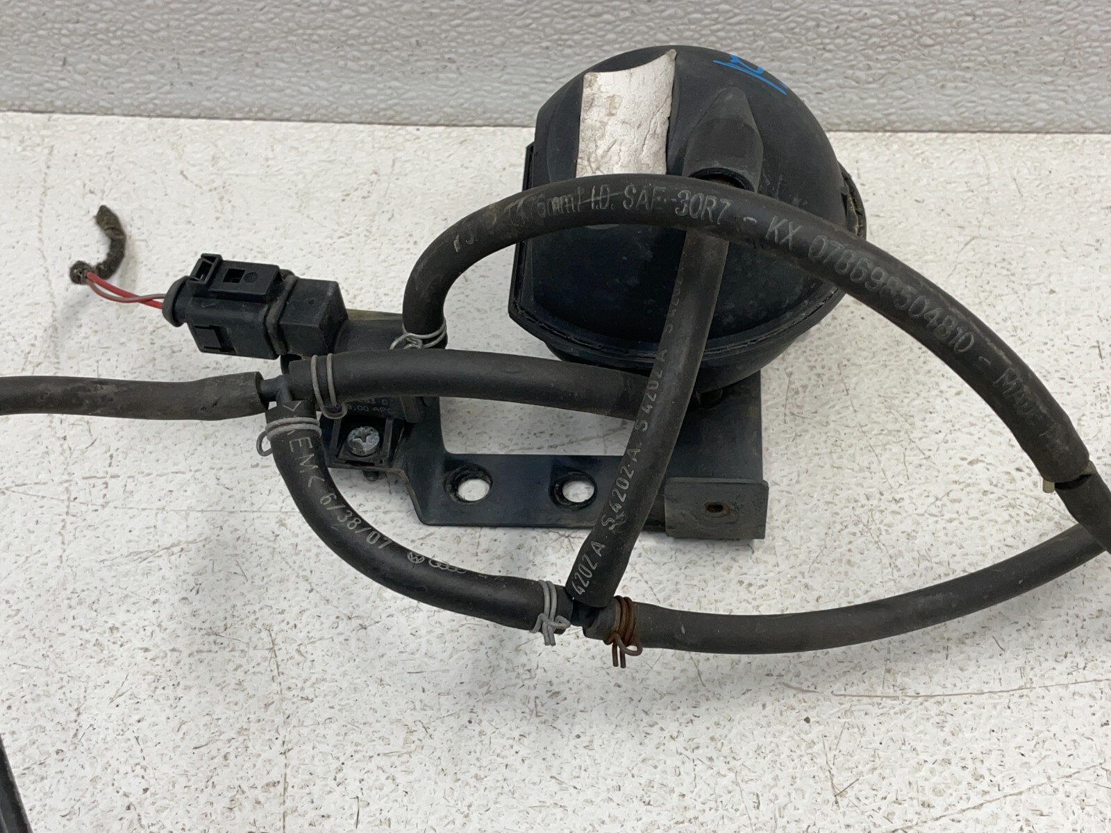 03-07 Bentley Continental GT Right Left Exhaust Solenoid Vacuum Tank 1577 OEM
