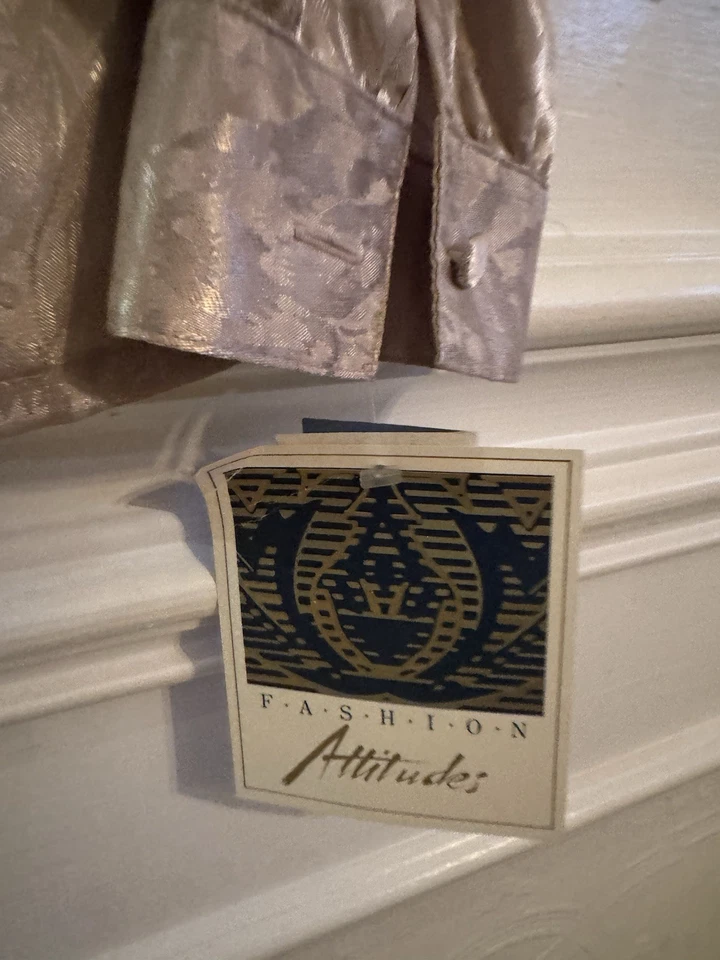 BLUSA DE OFICINA DE COLECCIÓN SATINADA DORADA BRILLANTE CUELLO ALTO PUÑO SECRETARIA GLAM NUEVA CON ETIQUETAS Foto 4 de 4