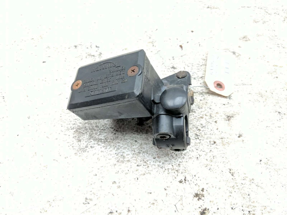 Cilindro maestro freno delantero derecho triple Triumph 675 Street 07-12 Foto 3 de 4