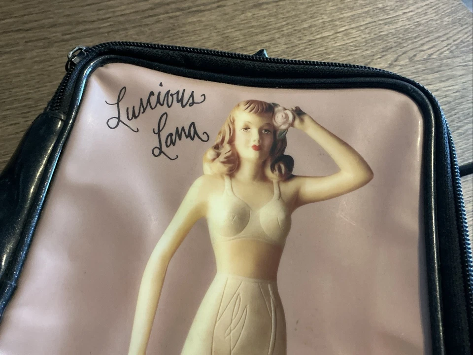 Luscious Lana By Benefit Maquillaje Cosméticos Bolsa Estuche Pinup Niña Ulta Rosa y Negro Foto 2 de 4
