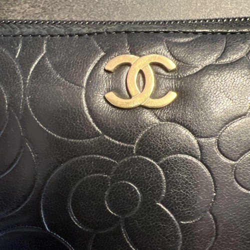 CHANEL Lange Geldbörse schwarz Leder Blumenprägung Gold Logo Seriensiegel - Bild 14 von 20