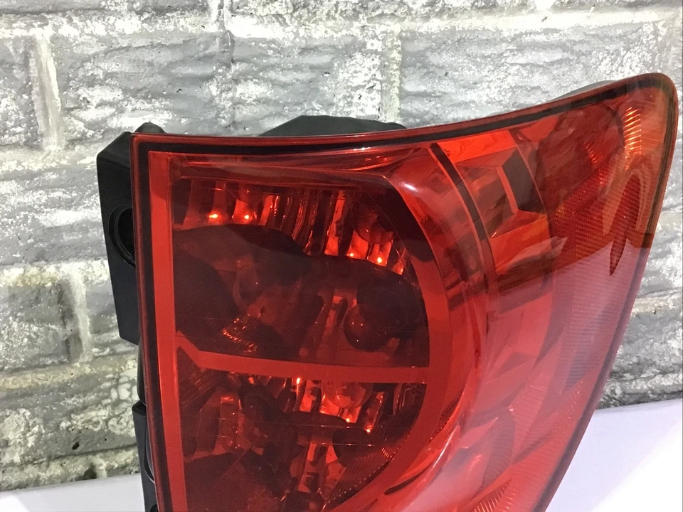 Luz trasera derecha Pontiac Torrent 2006-2009 (lado del pasajero) OEM, completa Foto 2 de 4