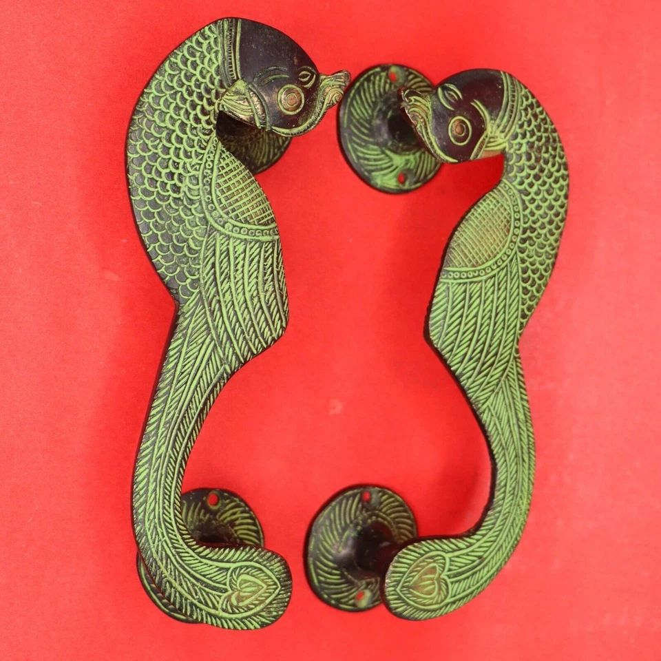 Tirador de puerta de latón macizo artesanal con acabado vintage antiguo con forma de pavo real Foto 3 de 4