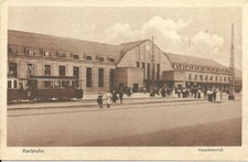 AK Karlsruhe - Hauptbahnhof, Straßenbahn, Reisende, Uhr - ca. 1920