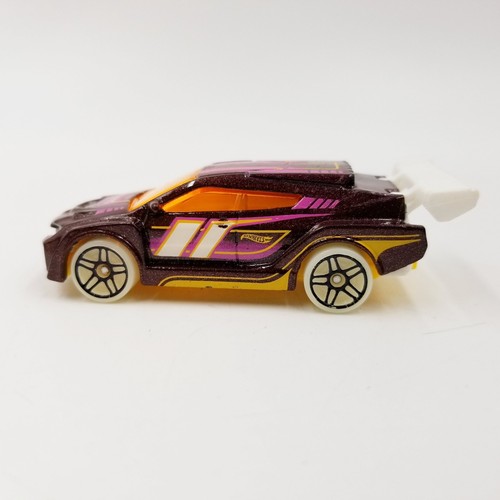 Hot Wheels 2016 Loop Coupe 8/10 HW Glow White Wheels #53 Maroon Loose Usato Brilla - Foto 6 di 9