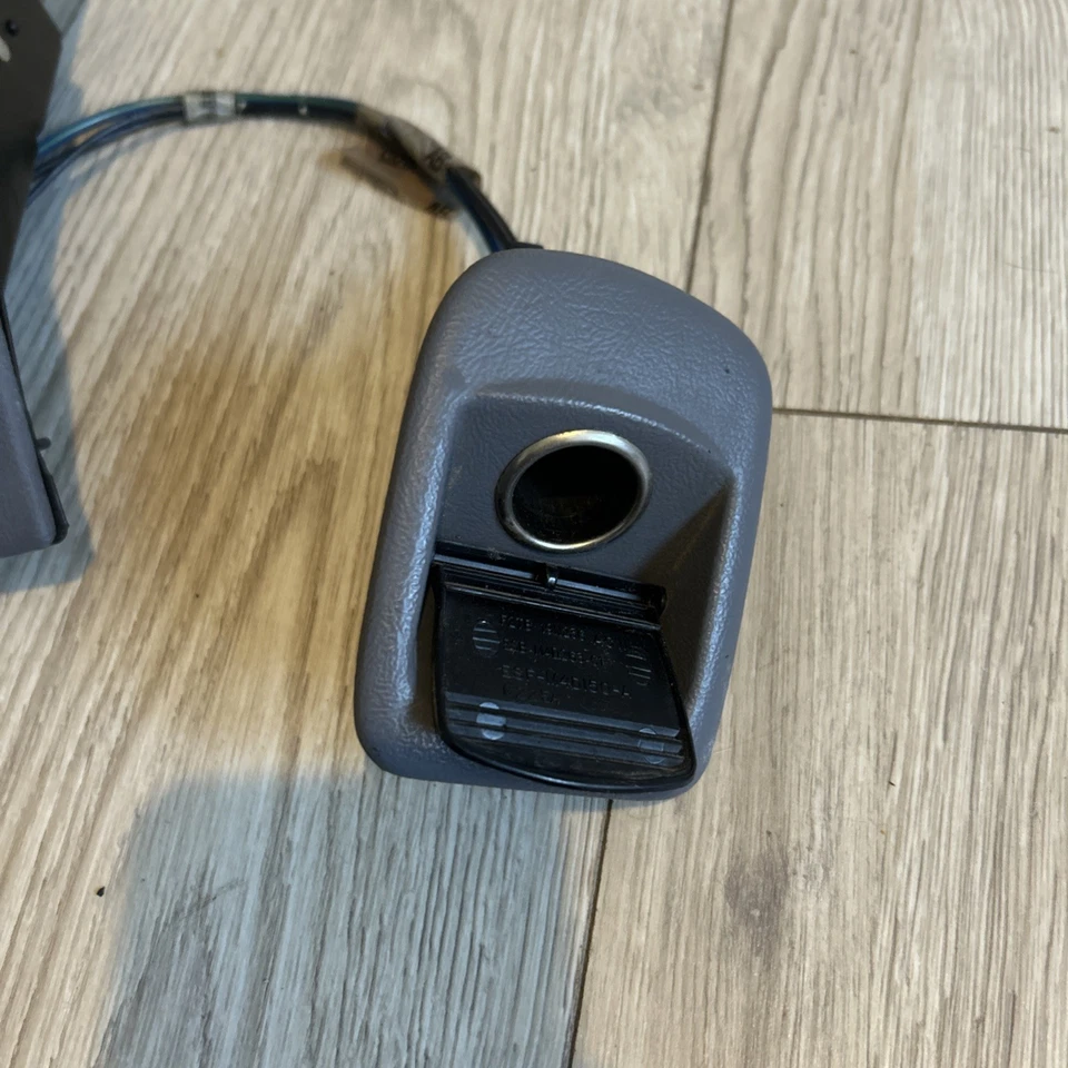 Conjunto de cenicero gris claro 92-96 F150 F250 F350 Bronco 97 F250 F350 con punto Pwr Foto 2 de 4