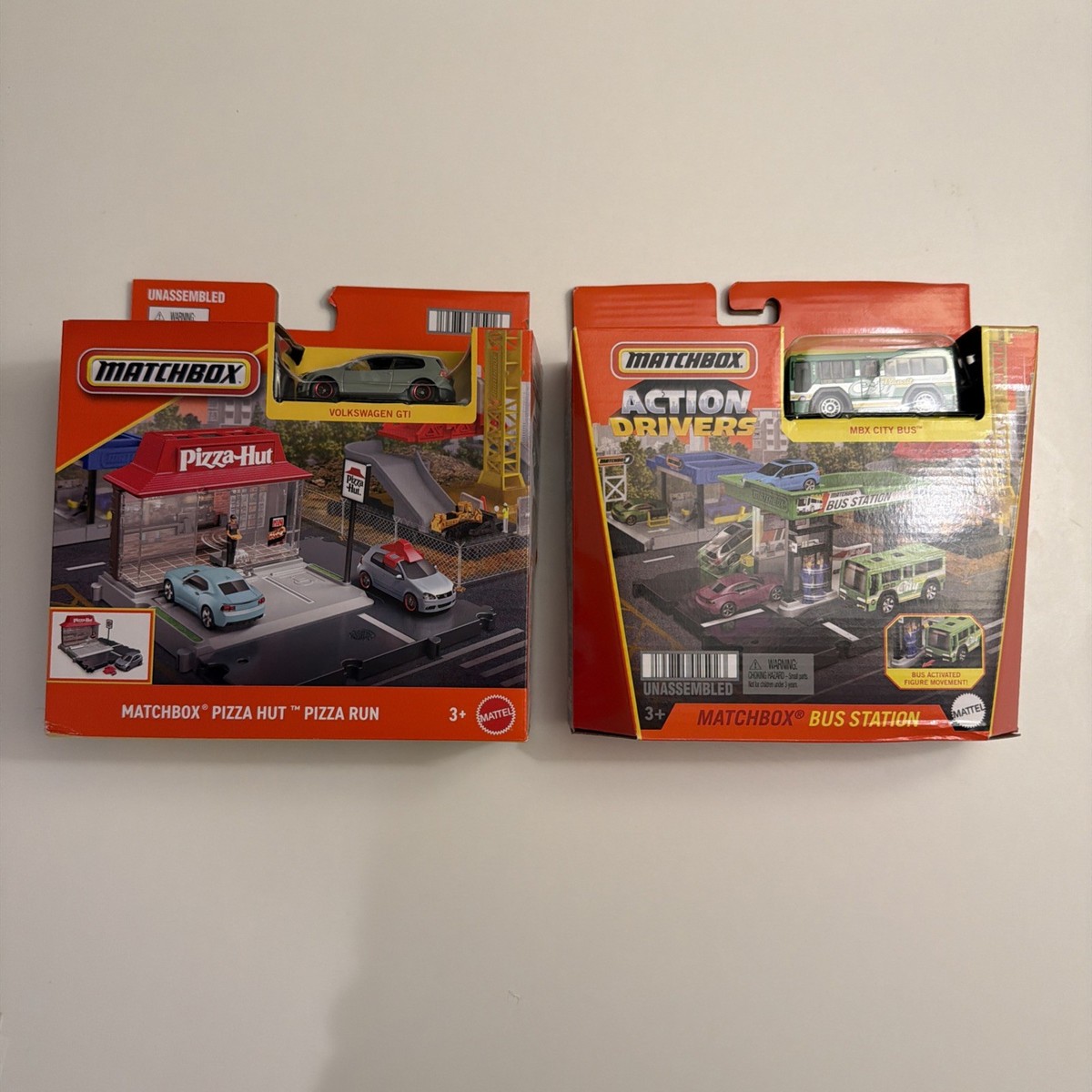 NEW Matchbox ACTION DRIVERS City Pizza Hut Bus Station Lot NIB