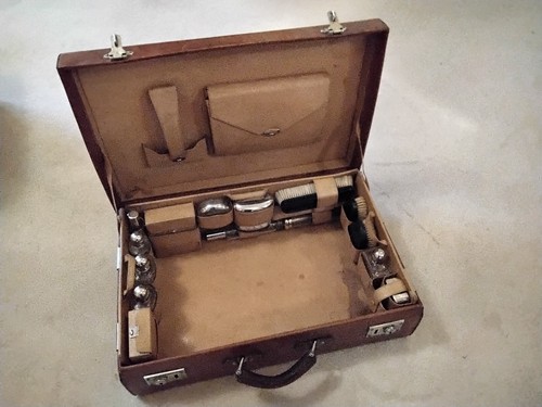 Prächtiger Leder Reisekoffer mit umfangreicher Ausstattung an Reiseutensilien