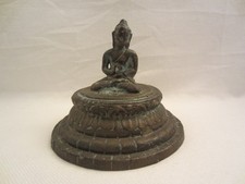 BUDDHA STATUE FIGUR BUDDHISMUS LOTUS SOCKEL YOGA MEDITATION BUDDHIST ALT ANTIK ॐ