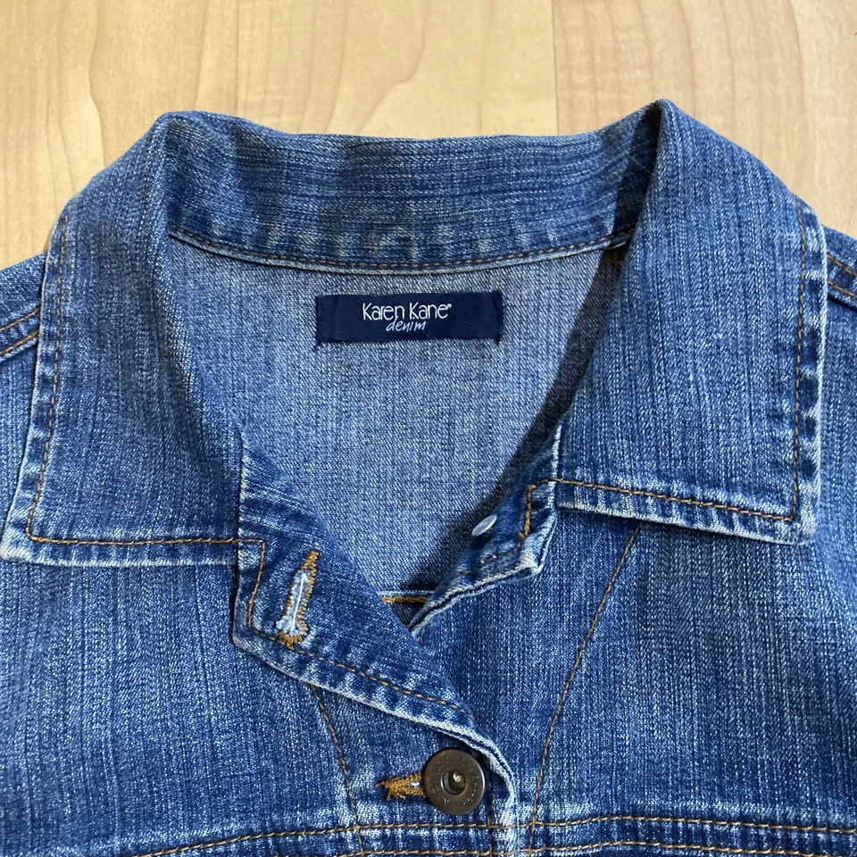 Chaqueta vaquera Karen Kane mediana punto medio lavado azul denim bolsillos abotonados Foto 4 de 4