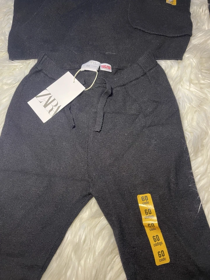 Conjunto de 2 piezas con capucha y pantalón Zara para niños/niñas talla 4/5 negro Foto 2 de 4