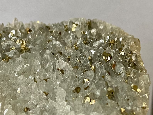 201 gms "Hermoso brillo" ~ PIRITA DE HIERRO dorada en CUARZO muestra geométrica D1381 - Imagen 3 de 8
