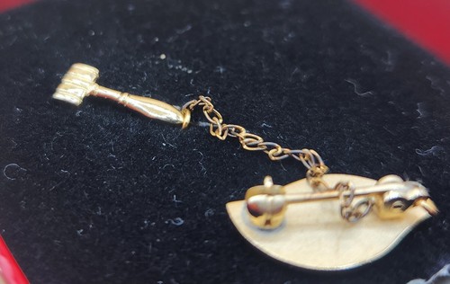 Vintage Women's United Methodist Goldtone Lapel Pin w/Chain and Gavel, BRAND NEW - Picture 7 of 13