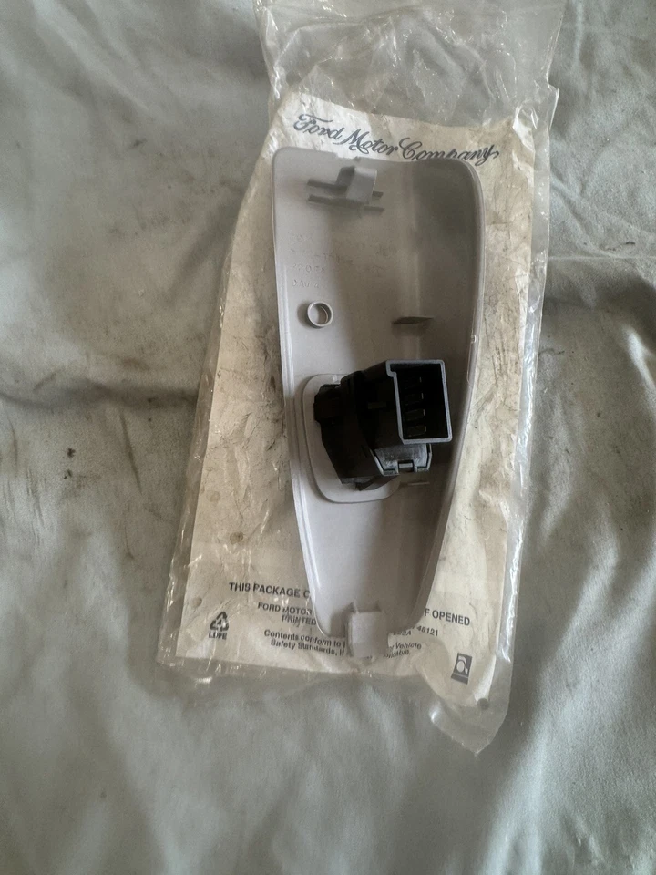 2002 Ford E150 E250 E350 E450 Super Duty NOS LH DOOR MIRROR SWITCH TRIM BEZEL - Image 2 of 4