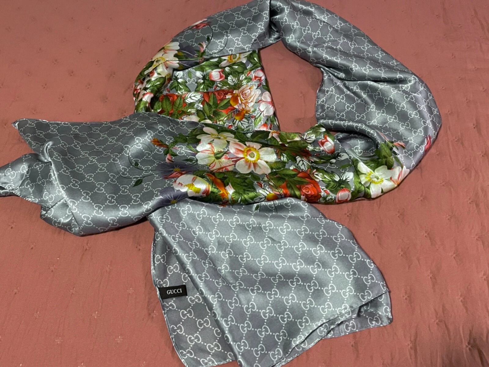 Foulard en soie logo Gucci GG floral printemps gris argent, fabriqué en Italie 34