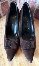 RICHARD TYLER BROWN SUEDE PUMPS WITH BLACK PIPING & BUTTON ACCENT 7.5M ITALY