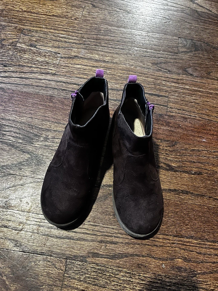 Stride Rite Lucy 2 Botín Marrón Oscuro Chelsea Boot Suela Talla 1.5 Jóvenes Niños Foto 2 de 4