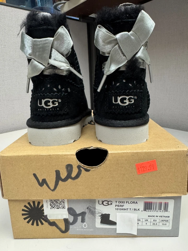 Bota negra UGG clásica Dixie Flora Perf para niños pequeños nueva Foto 3 de 4