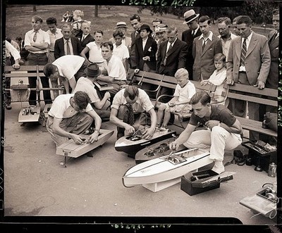 New York All the thrills of speedboat racing without the risks wer- Old Photo 2