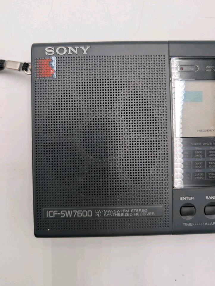 Receptor de banda mundial de onda corta AM/FM Sony ICF-SW7600 de colección años 80 con estuche Foto 4 de 4
