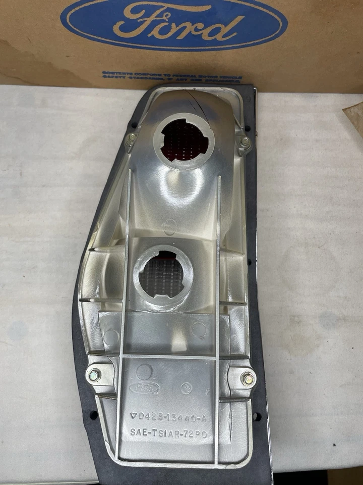 Luz trasera pasajero Ford Pinto Station Wagon 1972-1975 como nuevo lámpara OEM Foto 2 de 3