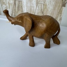 Estatuilla de elefante de madera tallada a mano decoración de estatua con colmillos tronco
