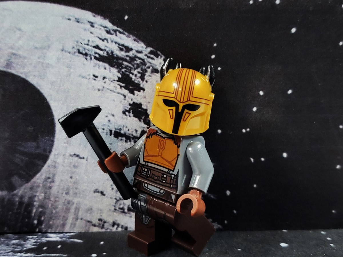 LEGO 2021 Star Wars Mandalorian Minifigure The Armorer Gold Helmet