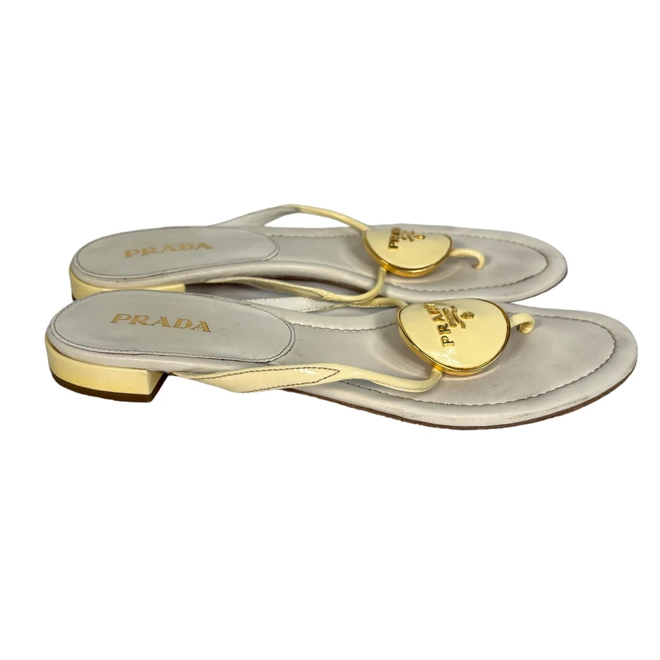 Sandalias chanclas Prada de cuero con placa con logotipo esmaltado crema talla EU 40 para mujer Foto 4 de 4